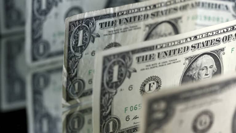 В Казахстане перестают хранить доллары «под подушкой»