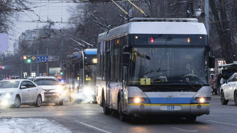 Чем дышат алматинцы: десятки автобусов города ездят с превышением токсичных выбросов