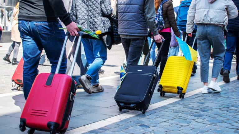 Россиянин удивился, как казахстанцев эвакуирует посольство в Катаре