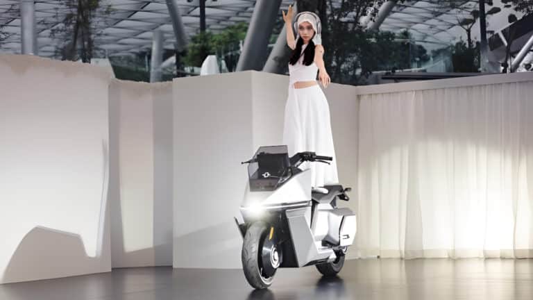 В серию пошел первый электромотоцикл, который сам держит равновесие