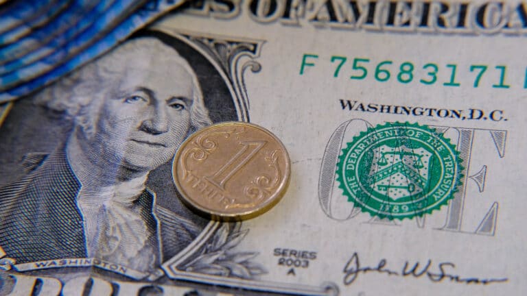 Курс доллара в Казахстане начал неделю с падения