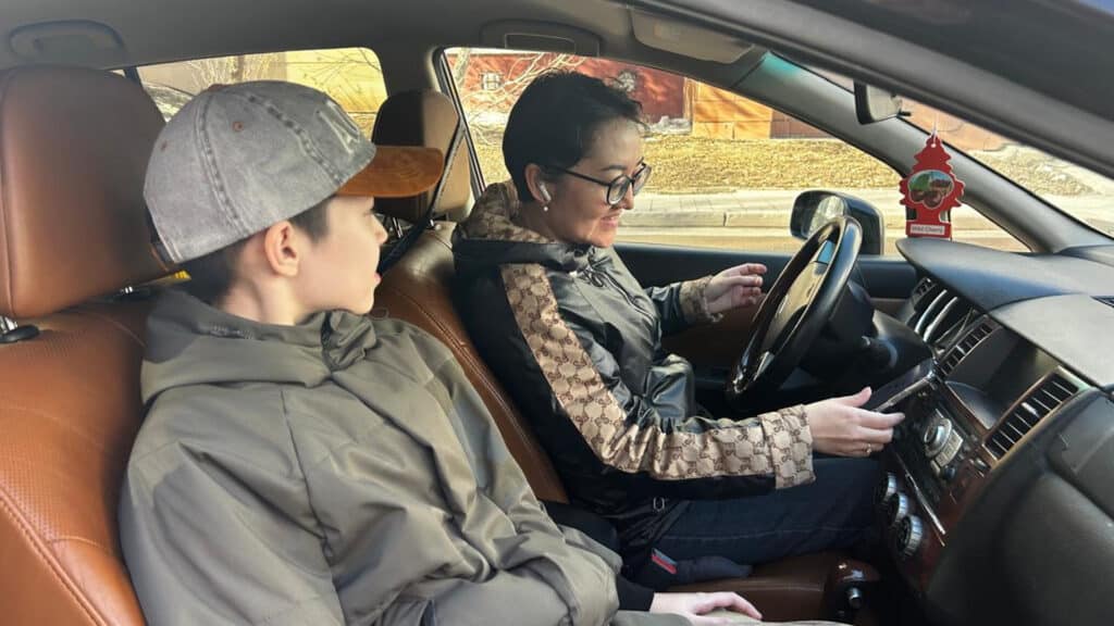 Мать ребенка с аутизмом рассказала, как работает автокурьером в Астане