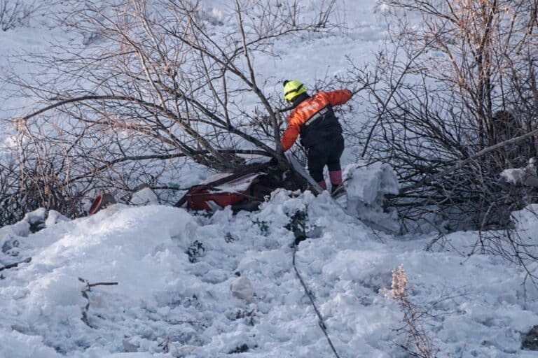 Жителя СКО вытащили из оврага с помощью альпинистского снаряжения
