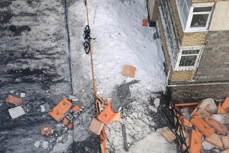 Фасад многоэтажки в Астане обрушился из‑за ураганного ветра