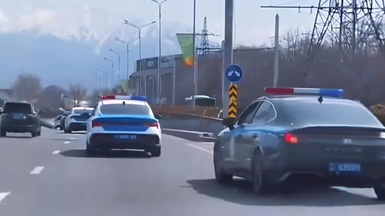 Колонна полицейских машин въехала в Алматы и напугала жителей