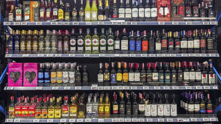 В Таиланде ввели обязательные тесты на трезвость прямо у барных стоек и в магазинах