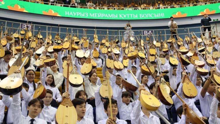 Более 11 тысяч детей одновременно сыграли на домбре в Алматы