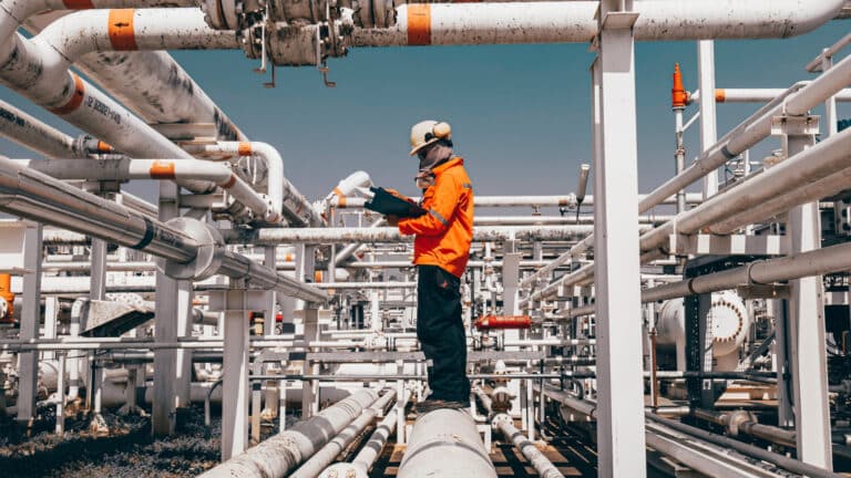 Кому в Казахстане вредит дорогая нефть, объяснил глава AERC