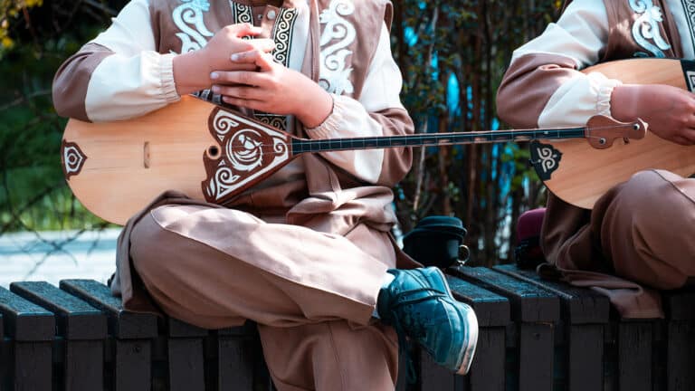 В Казахстане изменят правила авиаперевозок ради домбры