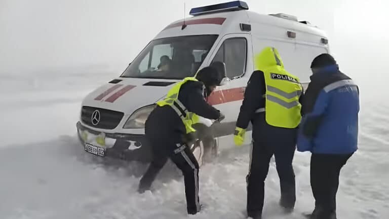 Полицейские сопроводили тысячи авто через буран на трассе Караганда – Астана