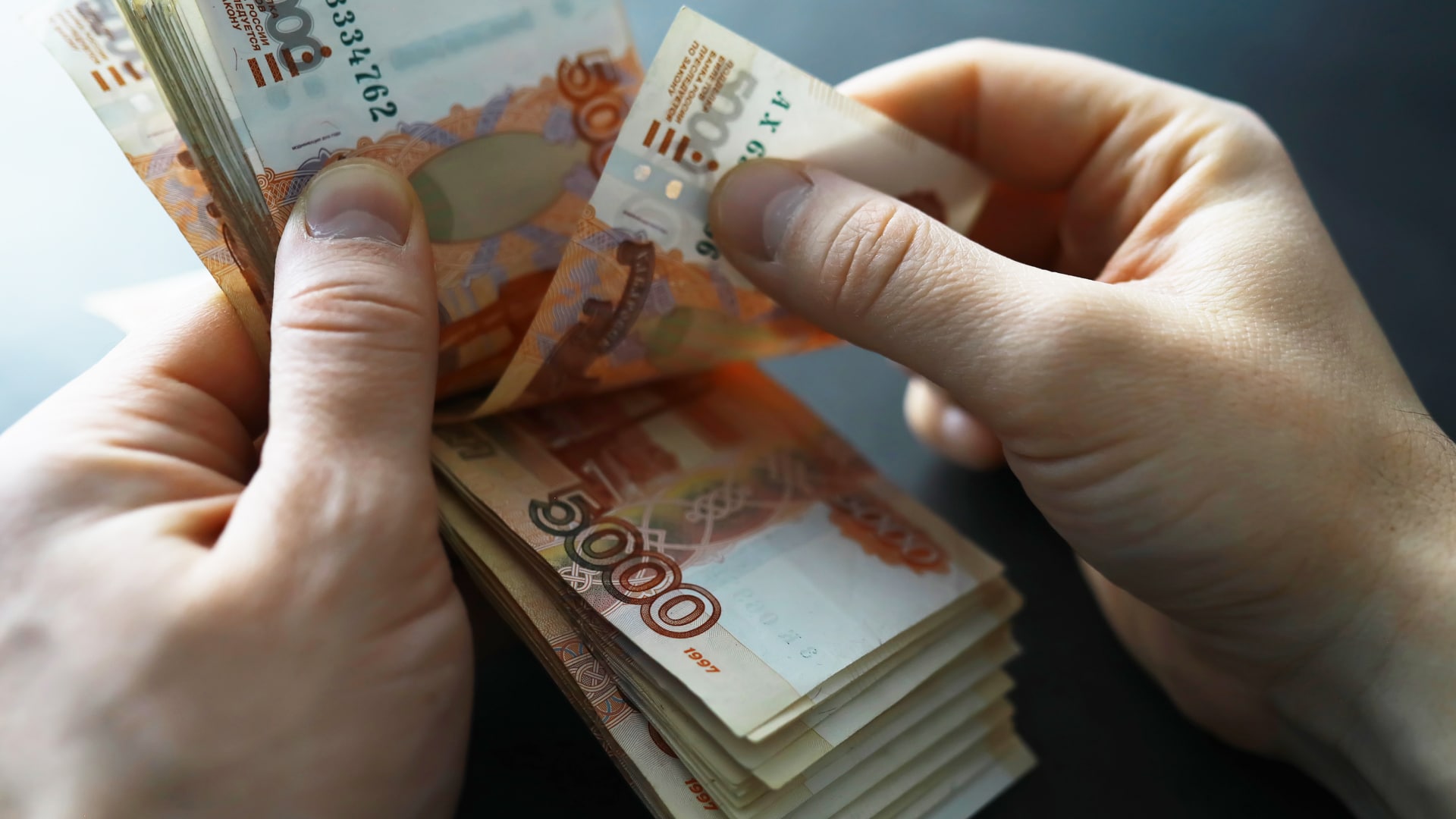 Казахстанцы впервые за год купили больше рублей, чем продали