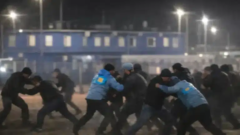 Генконсул Казахстана выехал на место массовой драки рабочих в России