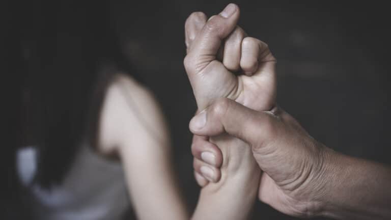 В Атырау задержали парня, избивавшего девушку в прямом эфире