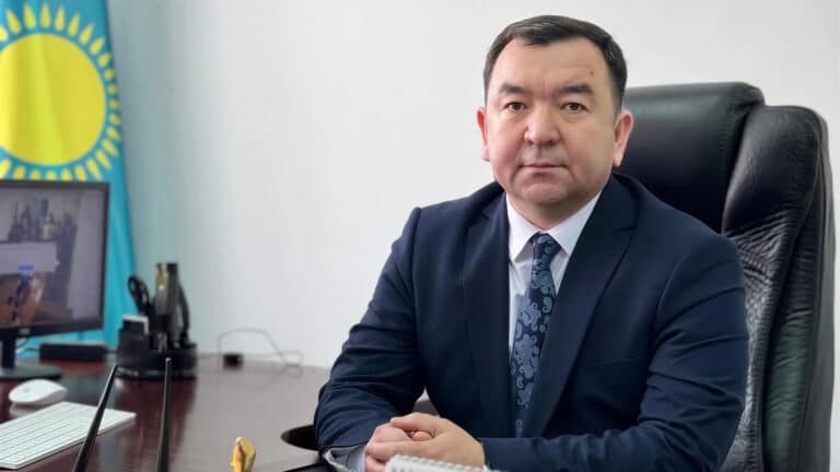 Бывший аким Талгара работает ночным таксистом после увольнения