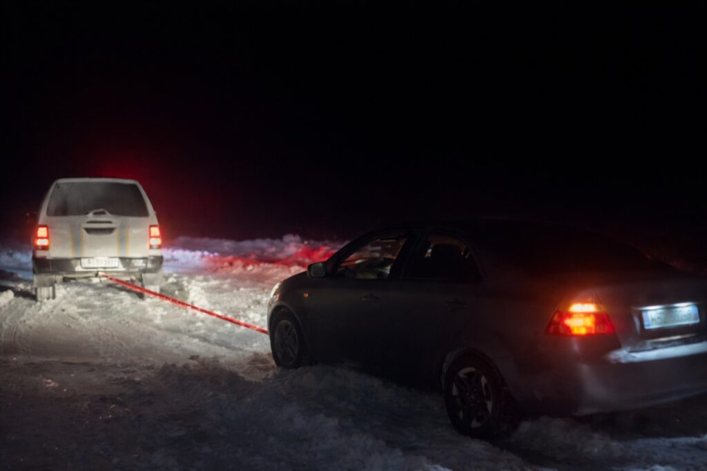 Всю ночь казахстанские спасатели освобождали заблокированные на трассе авто