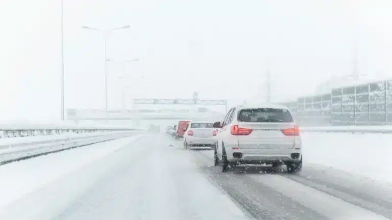 Движение транспорта ограничили на трассах в двух областях