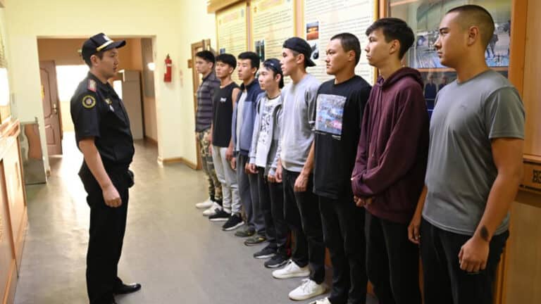 Психолог просит Минобороны Казахстана не давить на современных призывников