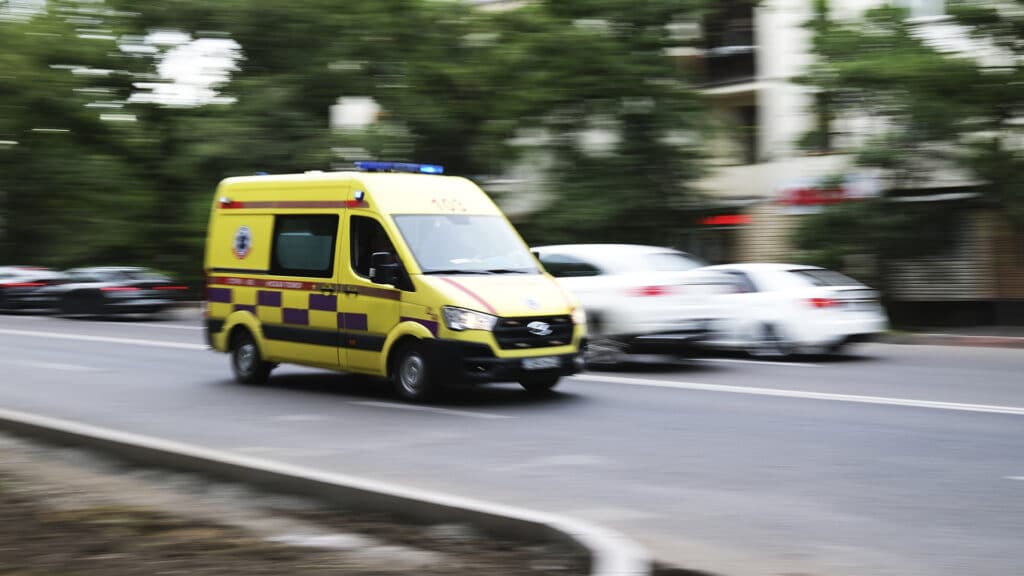 В Актобе Toyota Camry протаранила скорую с роженицей на борту