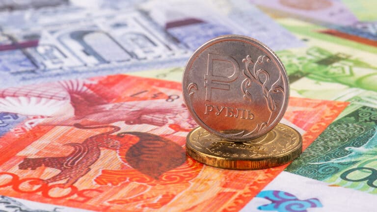 Рубль впервые за год держится ниже 6 тенге