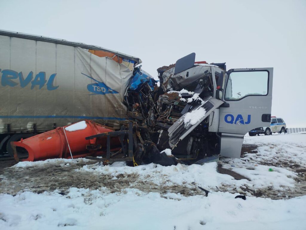 Водитель погрузчика попал в больницу после ДТП с грузовиком на трассе в Астану
