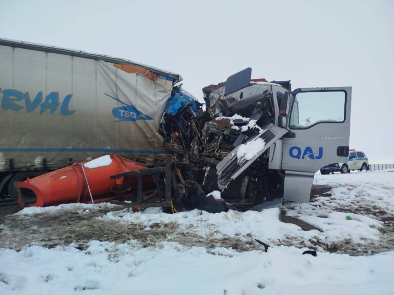 Водитель погрузчика попал в больницу после ДТП с грузовиком на трассе в Астану