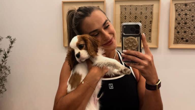 Арина Соболенко рассказала, что в ее команду входят жених и щенок