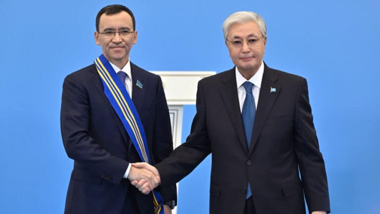 Токаев вручил госнаграды ключевым политикам в Казахстане