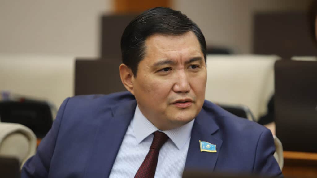 «Мажориков крышуют»: депутат хочет обратиться к Токаеву из-за беспредела на дорогах