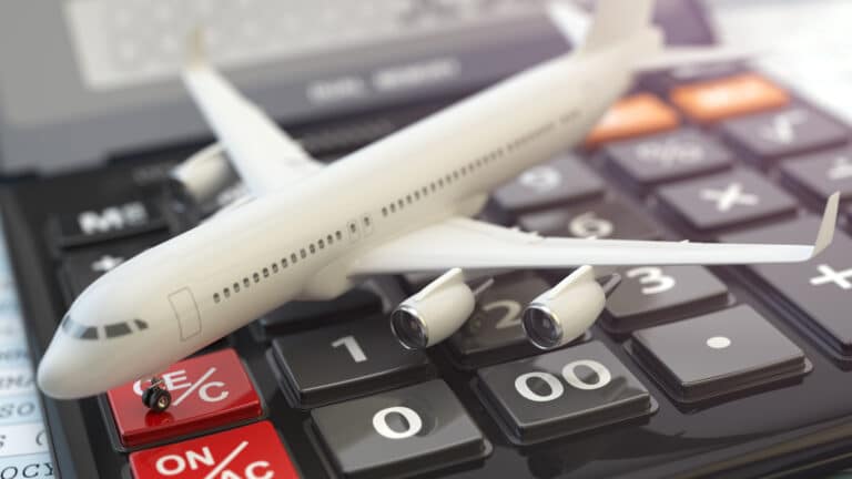 Цены на авиабилеты остаются дорогими в Казахстане, несмотря на дешевое топливо