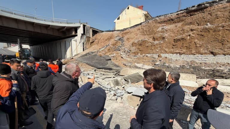 Обрушилась часть нового путепровода, рассчитанного на 100 лет в Ташкенте