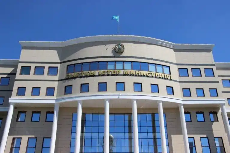 МИД проверяет скандальный совет консула застрявшим в Дубае казахстанцам