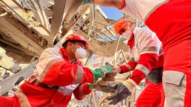 Жителей Ирана предупредили о кислотных дождях после взрывов нефтехранилищ