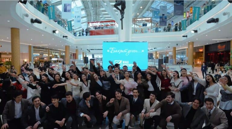 Музыкальный флешмоб «Бақыт деген» прошел в торговом центре MEGA Silk Way в Астане