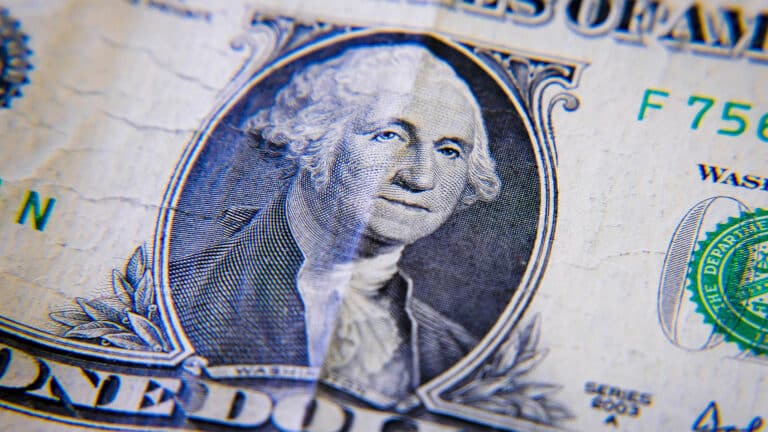 Казахстанцы стали активнее переводить сбережения в доллары