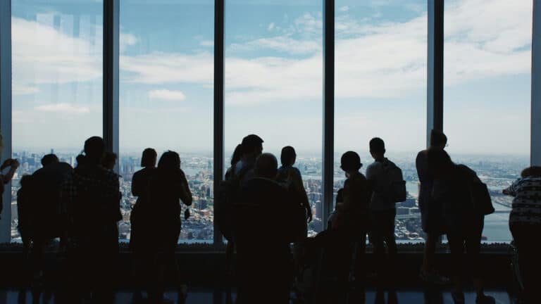 Танцы во время тревоги - как казахстанцы проводят время в закрытом Дубае