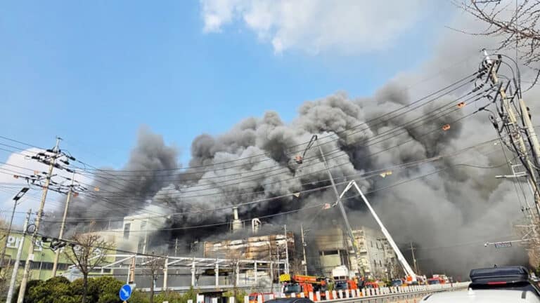 Оңтүстік Кореядағы зауыттан өрт шығып, он адам қайтыс болды