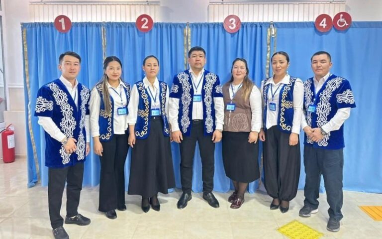 На референдуме жители Мангистау запустили челлендж в национальной одежде