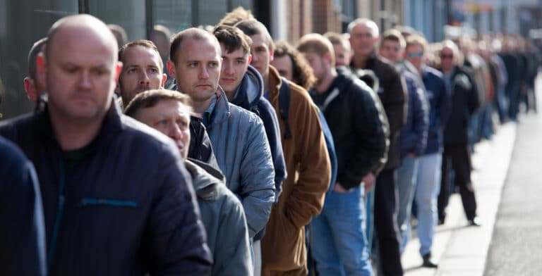 Огромные очереди мужчин выстроились за подарками на 8 Марта в магазины косметики