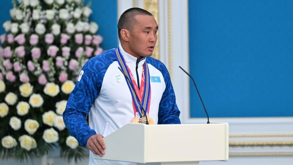 Токаев наградил паралимпийца Ербола Хамитова орденом «Барыс» ІІІ степени