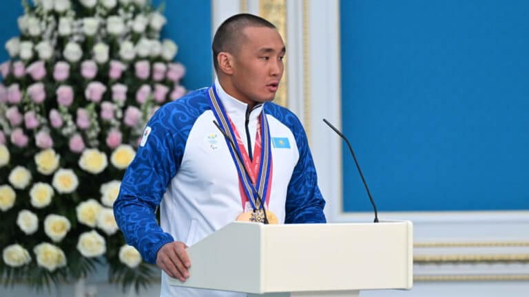 Токаев наградил паралимпийца Ербола Хамитова орденом «Барыс» ІІІ степени
