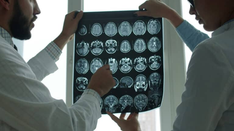 Инфекции и перенесенные болезни могут влиять на развитие деменции - исследование