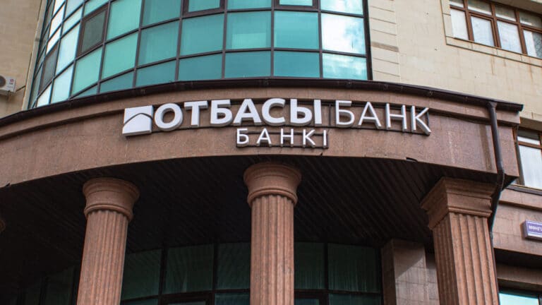 Более полумиллиона казахстанцев получили максимальную госпремию от Отбасы банка