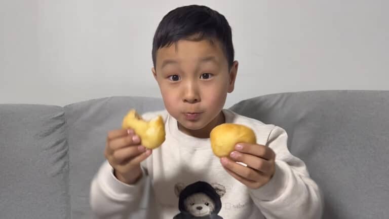 Мальчик с песней про казы и баурсаки взорвал соцсети не только в Казахстане