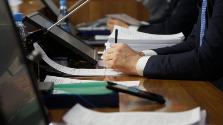 Госслужащим в Казахстане хотят повышать зарплату раз в три года