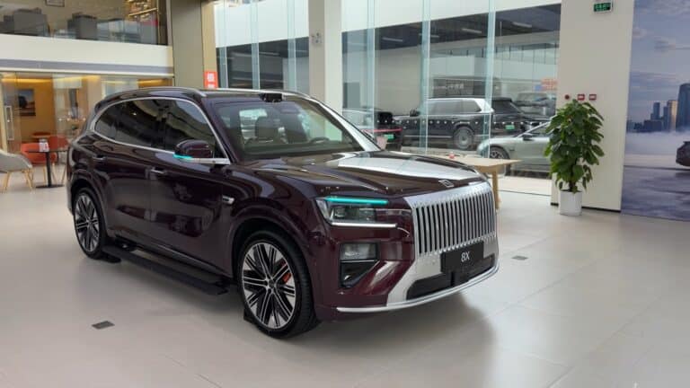 Блогер оценил Zeekr 8X с 1 400 л.с., «горячими камнями» и люксовым комфортом