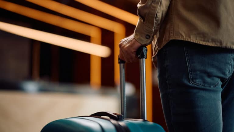 В Дубае запретили выселять туристов, операторы подключили казахстанцам роуминг