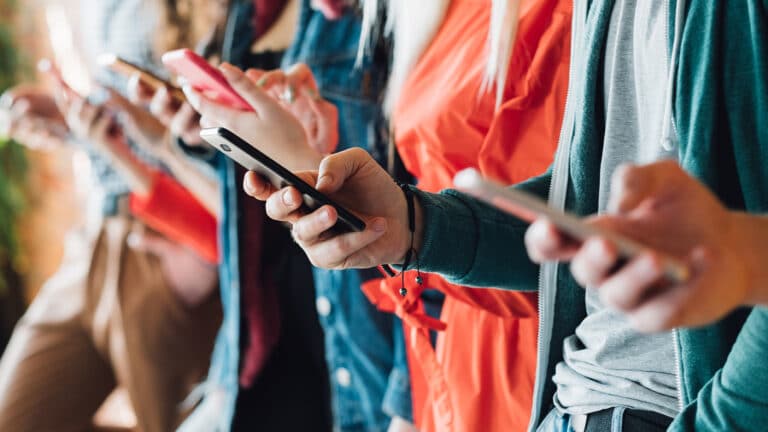 6 млн долларов отсудила девушка у Instagram и YouTube из-за зависимости от соцсетей