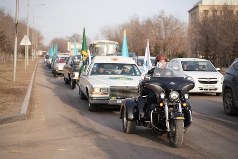 Жители Конаева приехали на референдум на ретроавтомобилях