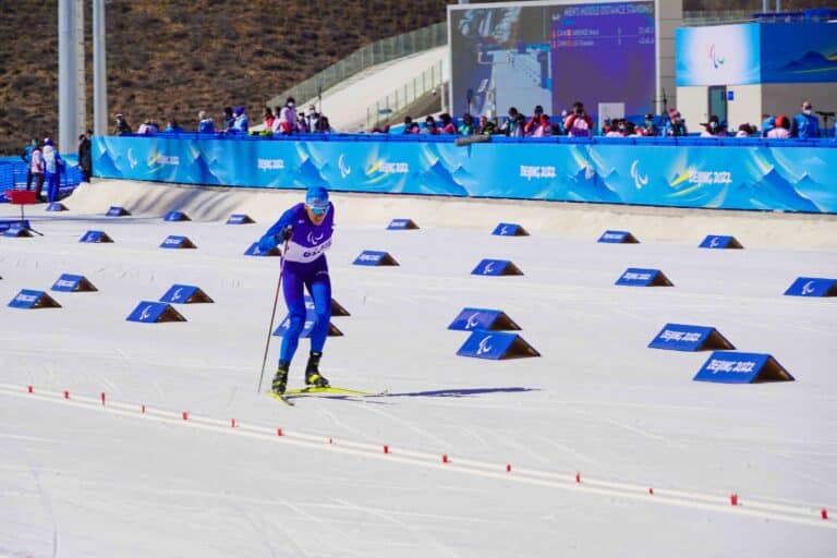 Александр Герлиц вошел в топ-10 в индивидуальной гонке на Паралимпиаде-2026