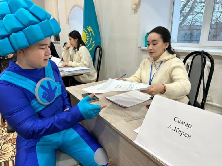 Фиксик, супергерои и Threads: как казахстанцы креативно голосуют на референдуме